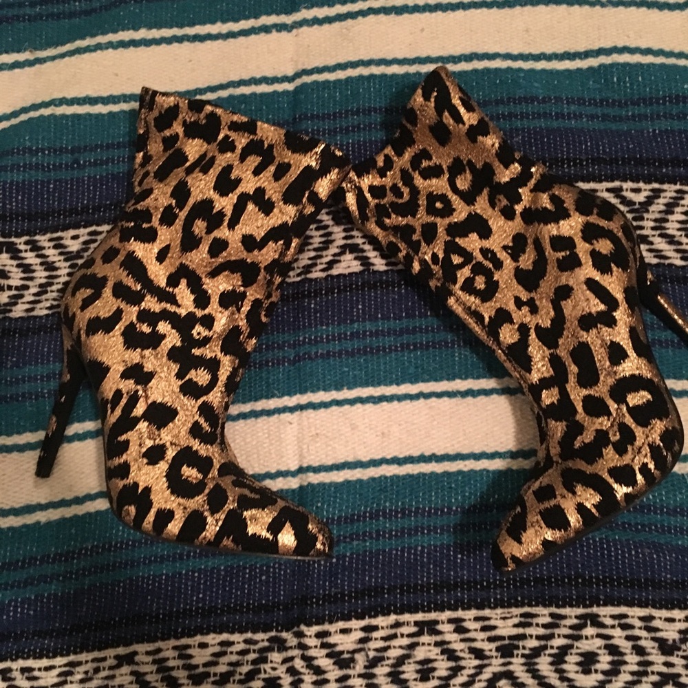 4 items for $25 ❤️Gold Cheetah Booties